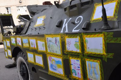Малюнками чернівецьких дітей прикрасили бойову машину із зони АТО (ФОТО)