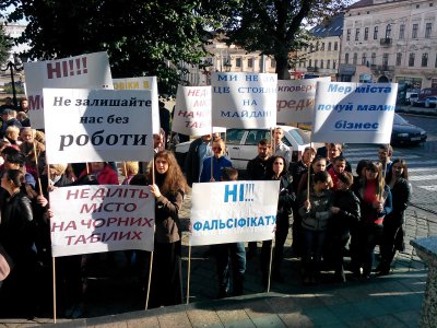 У Чернівцях під міськрадою підприємці вимагають не забороняти продаж алкоголю вночі (ВІДЕО)