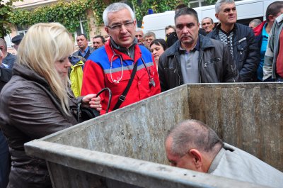 У ЧЕРНІВЦЯХ У СМІТТЄВОМУ БАКУ ЛЮСТРУВАЛИ ГОЛОВНОГО ЛІКАРЯ ГОСПІТАЛЮ ВЕТЕРАНІВ (ФОТО)