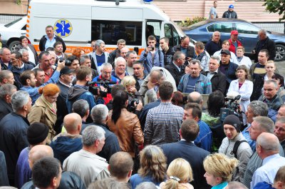 У ЧЕРНІВЦЯХ У СМІТТЄВОМУ БАКУ ЛЮСТРУВАЛИ ГОЛОВНОГО ЛІКАРЯ ГОСПІТАЛЮ ВЕТЕРАНІВ (ФОТО)