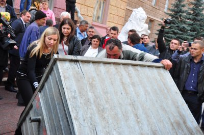 У ЧЕРНІВЦЯХ У СМІТТЄВОМУ БАКУ ЛЮСТРУВАЛИ ГОЛОВНОГО ЛІКАРЯ ГОСПІТАЛЮ ВЕТЕРАНІВ (ФОТО)