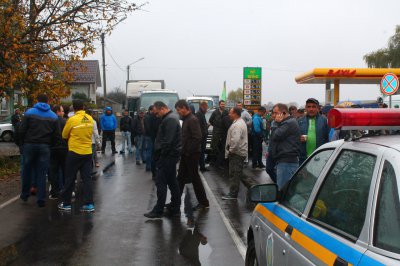  Митингующие на 4:00 перекрыли трассу & quot Черновцы - Снятин & quot ;  ( ФОТО )