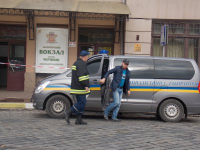 На залізничному вокзалі у Чернівцях шукають бомбу (ФОТО)