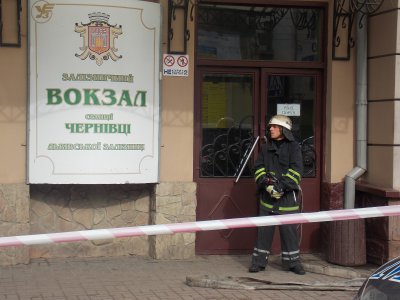 На залізничному вокзалі у Чернівцях шукають бомбу (ФОТО)