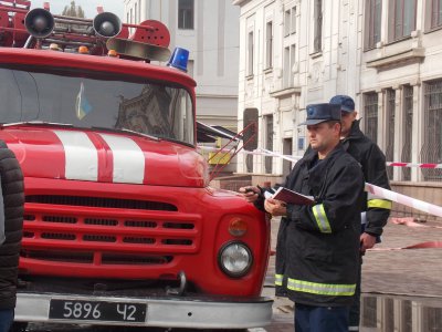 На залізничному вокзалі у Чернівцях шукають бомбу (ФОТО)