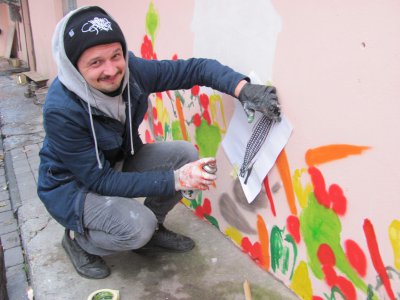 У Чернівцях вуличний художник розмальовує "сліпі" стіни