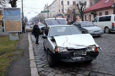 У центрі Чернівців не змогли розминутися два легковики