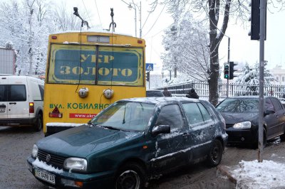 У центрі Чернівців позашляховик і тролейбус створили затор (ФОТО)