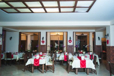 Сімейний ресторан “Наш двір”  запрошує приємно та весело відсвяткувати новорічні корпоративи!