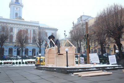 У центрі Чернівців будують Різдвяну шопку (ФОТО)