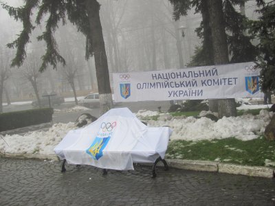 Олімпійську лавицю з відбитками рук спортсменів відкрили в Чернівцях (ФОТО)
