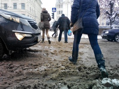 Біля мерії Чернівців прорвало водопровід (ФОТО)