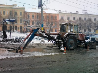 Біля мерії Чернівців прорвало водопровід (ФОТО)