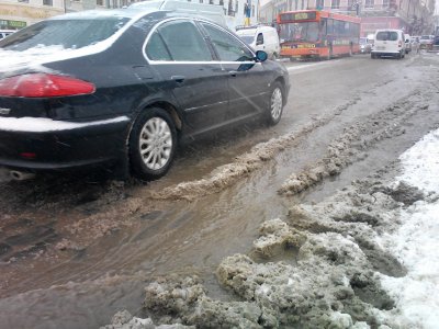 Біля мерії Чернівців прорвало водопровід (ФОТО)