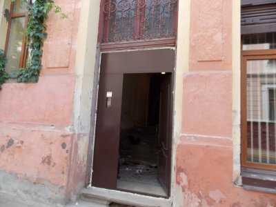 На вулиці Штейнбарга встановили відреставровані двері
