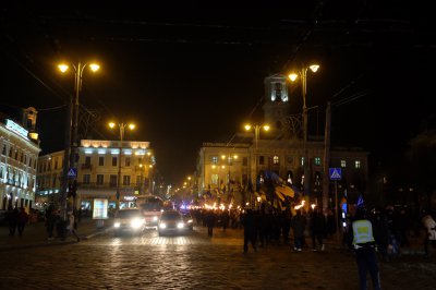 Чернівчани вшанували героїв Крут смолоскипною ходою (ФОТО)