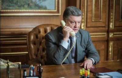 Порошенко обговорив з Меркель та Олландом зірвані переговори у Мінську