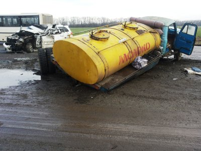 Авто Кузьми зіткнулося з вантажівкою, яка перевозила молоко (ФОТО)