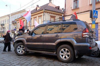 У центрі Чернівців мітингарі перекрили дорогу: вимагають відставки начальника міліції (ФОТО)