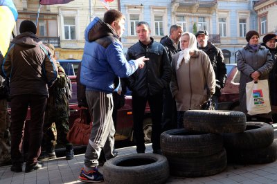 Мітингарі звільнили вулицю Головну. Під УМВС принесли шини