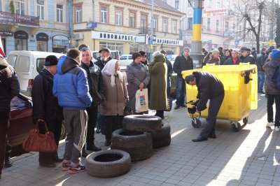 Мітингарі звільнили вулицю Головну. Під УМВС принесли шини