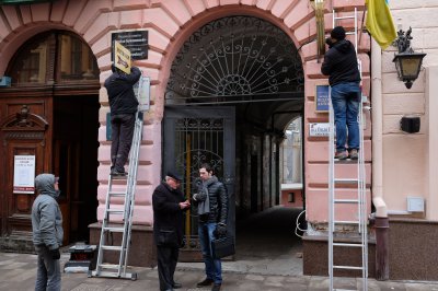 На вулиці Кобилянської розпочався масовий демонтаж вивісок (ФОТО)