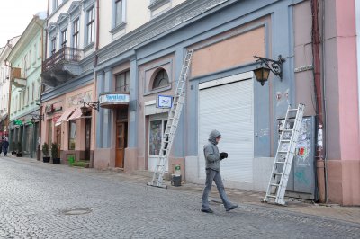 На вулиці Кобилянської розпочався масовий демонтаж вивісок (ФОТО)