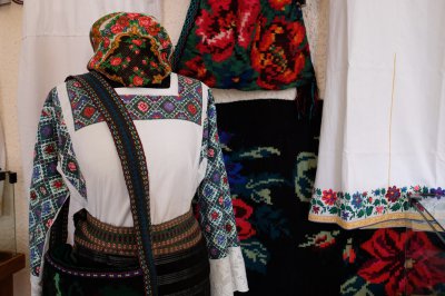 Колекціонерки привезли до Чернівців старовинний народний одяг (ФОТО)