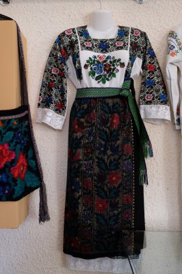 Колекціонерки привезли до Чернівців старовинний народний одяг (ФОТО)