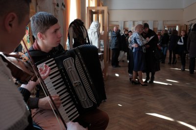 Колекціонерки привезли до Чернівців старовинний народний одяг (ФОТО)