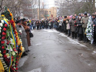 Мешканці Гравітону навколішки проводжали загиблого Героя (ФОТО)