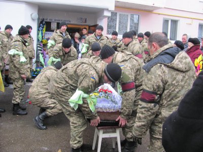 Мешканці Гравітону навколішки проводжали загиблого Героя (ФОТО)