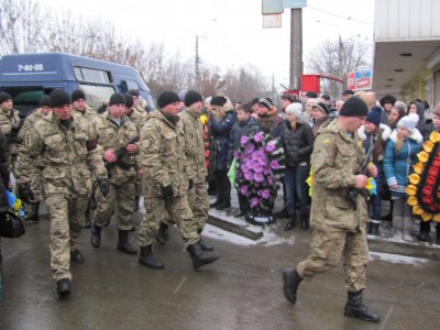 Мешканці Гравітону навколішки проводжали загиблого Героя (ФОТО)