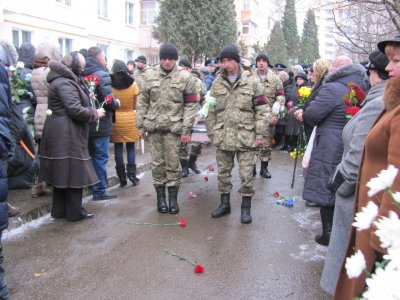 Мешканці Гравітону навколішки проводжали загиблого Героя (ФОТО)