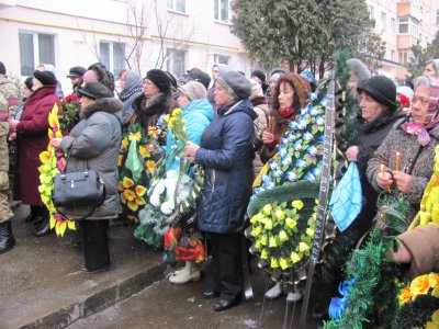 Мешканці Гравітону навколішки проводжали загиблого Героя (ФОТО)