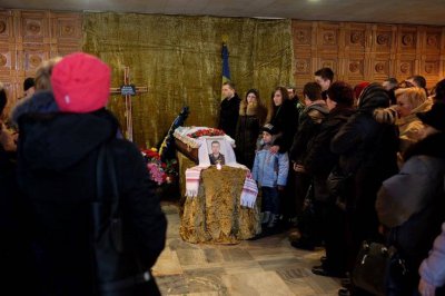 Мешканці Гравітону навколішки проводжали загиблого Героя (ФОТО)