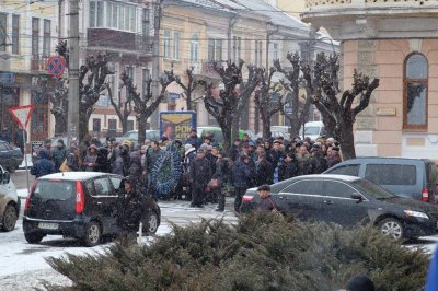 Мешканці Гравітону навколішки проводжали загиблого Героя (ФОТО)