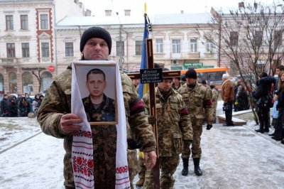 Мешканці Гравітону навколішки проводжали загиблого Героя (ФОТО)