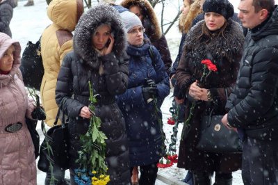 Мешканці Гравітону навколішки проводжали загиблого Героя (ФОТО)