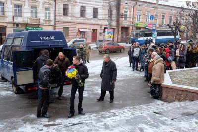 Мешканці Гравітону навколішки проводжали загиблого Героя (ФОТО)