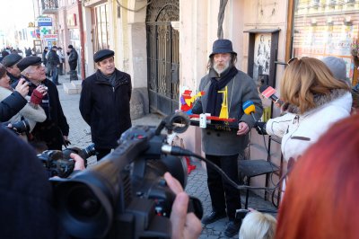 Художник Федірко презентував у Чернівцях пам’ятник Путіну і Порошенку (ФОТО)