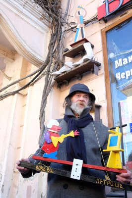 Художник Федірко презентував у Чернівцях пам’ятник Путіну і Порошенку (ФОТО)