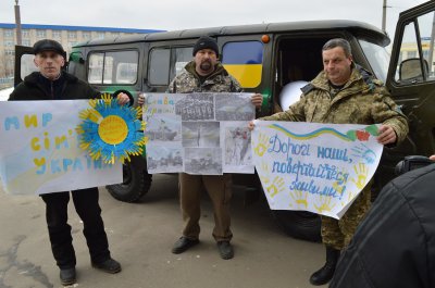 Чернівецькі волонтери привезли на Луганщину два авто