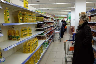 В супермаркетах Чернівців вигребли про запас товари (ФОТО)