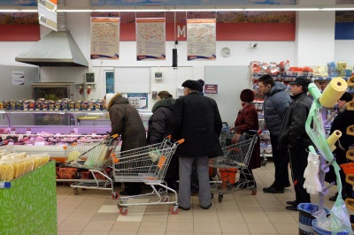 В супермаркетах Чернівців вигребли про запас товари (ФОТО)