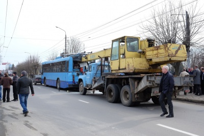 Фото з місця жахливої аварії у Чернівцях, в якій загинув відомий громадський діяч