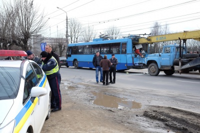 Фото з місця жахливої аварії у Чернівцях, в якій загинув відомий громадський діяч