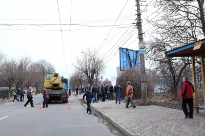 Фото з місця жахливої аварії у Чернівцях, в якій загинув відомий громадський діяч