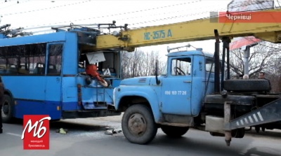 Відео з місця аварії автокрану і тролейбуса у Чернівцях