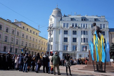 У Чернівцях квітами та співом вшанували Шевченка (ФОТО)